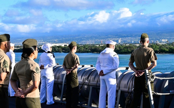 USS San Diego (LPD 22) Sailors and Marines Man The Rails