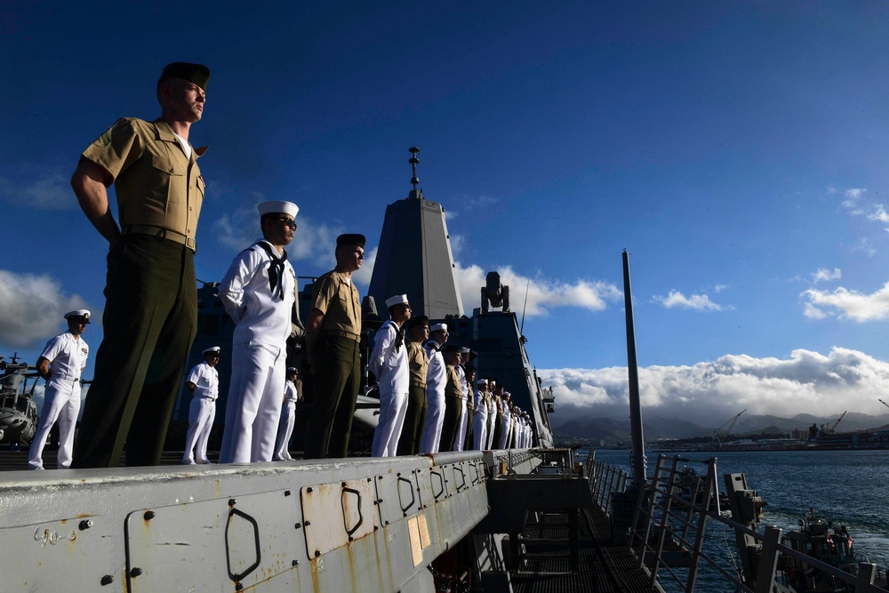 USS San Diego (LPD 22) Sailors and Marines Man the Rails