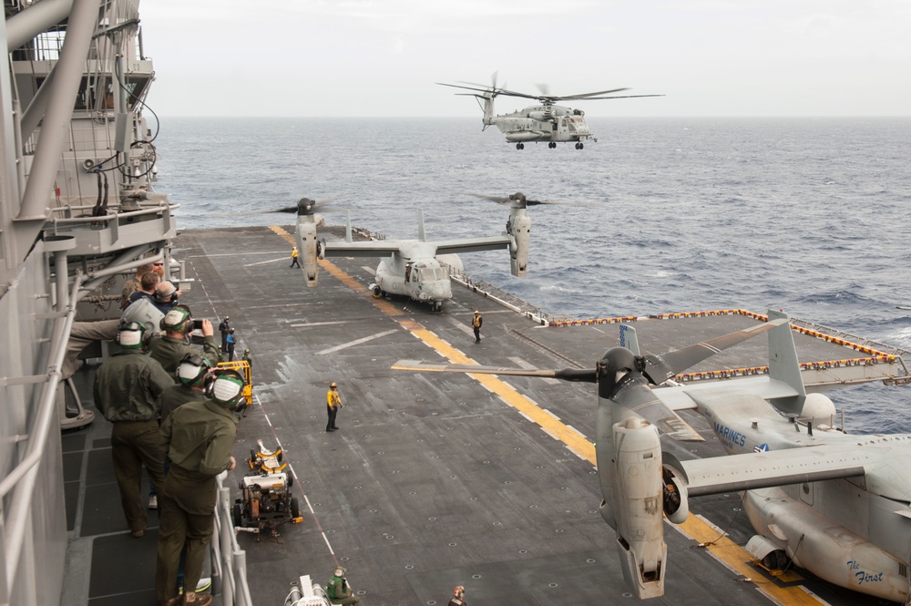 USS America Sailorconducts a presentaion during tiger cruise