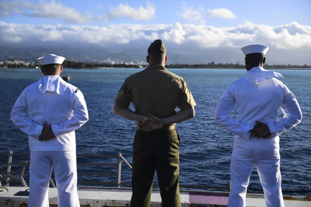 USS San Diego (LPD 22) Sailors and Marines Man the Rails