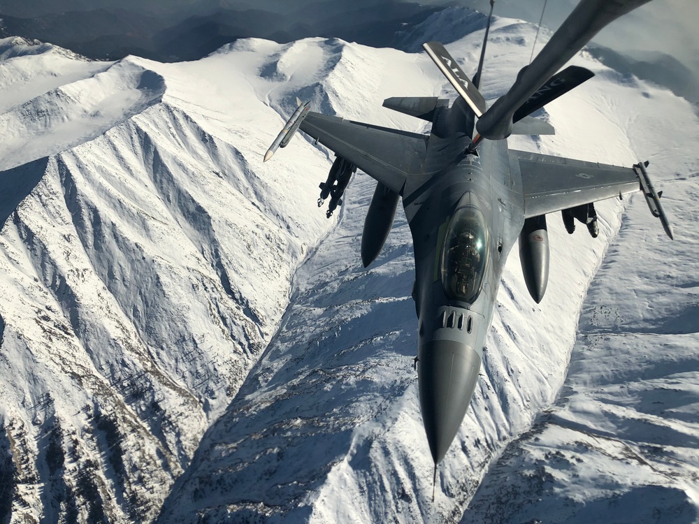 340th Expeditionary Air Refueling Squadron Detachment 1 refuels F-16's