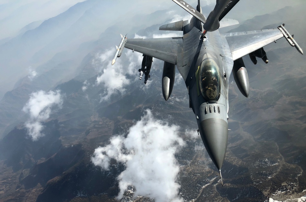 340th Expeditionary Air Refueling Squadron Detachment 1 refuels F-16's