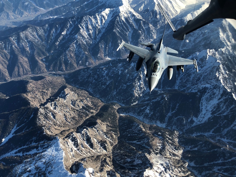 340th Expeditionary Air Refueling Squadron Detachment 1 refuels F-16's