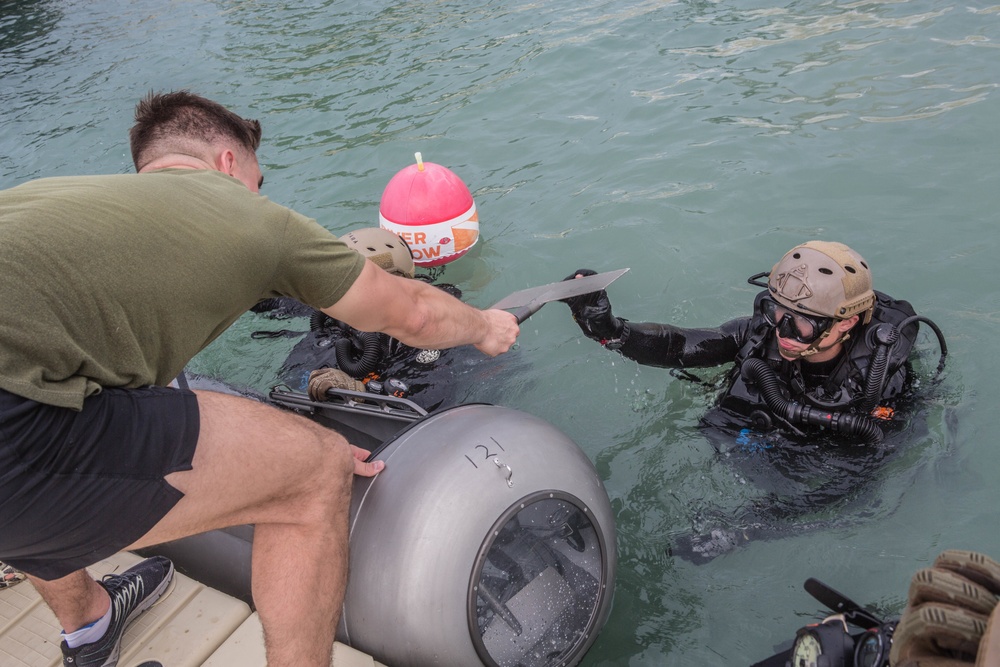 Charlie Company 2d Reconnaissance Battalion Dive Insertion Training Key West