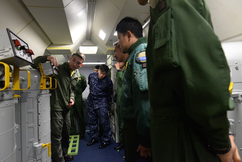 DVIDS - Images - JMSDF's Patrol Squadron 5 visits The Fighting Tigers ...