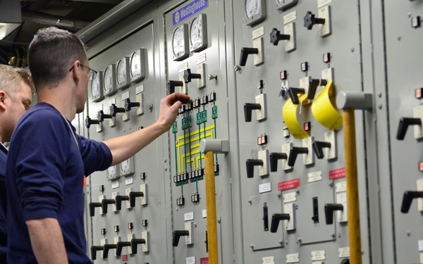 Coast Guard Cutter Polar Star supports Operation Deep Freeze 2018