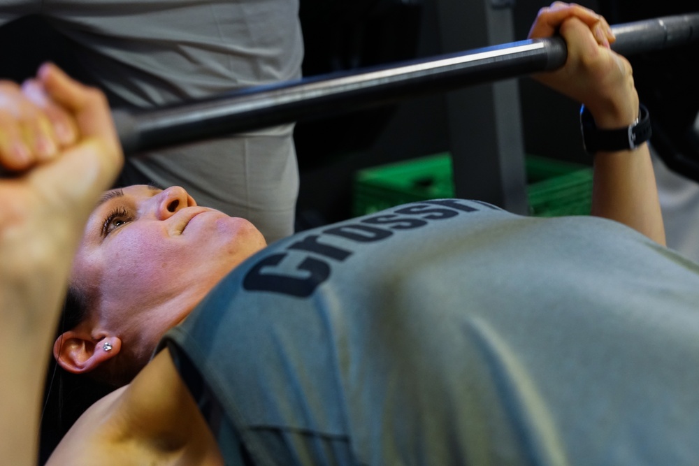 Bench press, deadlift competition strengthens bonds, muscles