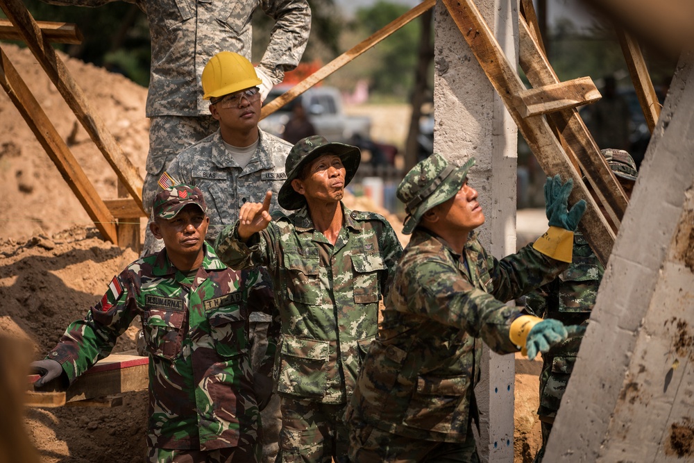 Cobra Gold 18: Thai, US, Indonesia raise pillar at Banthungsohongsa School
