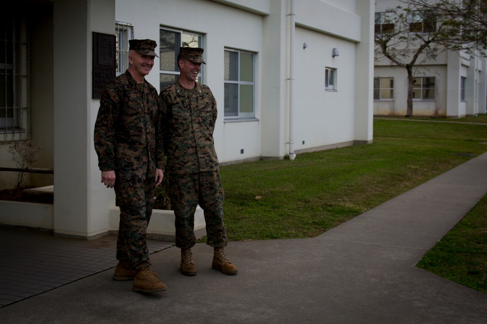 3rd MEB CG awards CLB-31 Marines