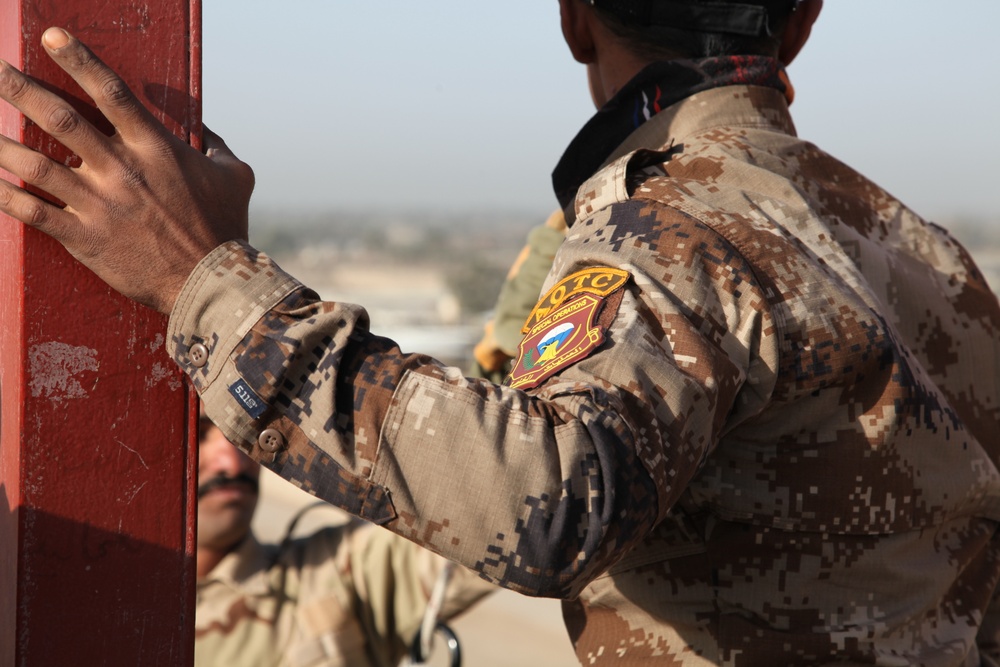 Iraqis and Coalition teach combat rappelling