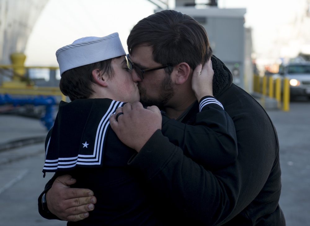 USS Pearl Harbor (LSD 52) returns from deployment to Naval Base San Diego.