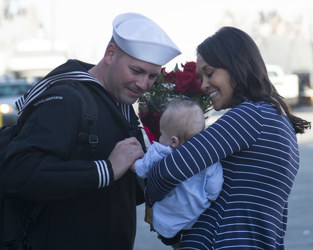 USS Pearl Harbor (LSD 52) returns from deployment to Naval Base San Diego.