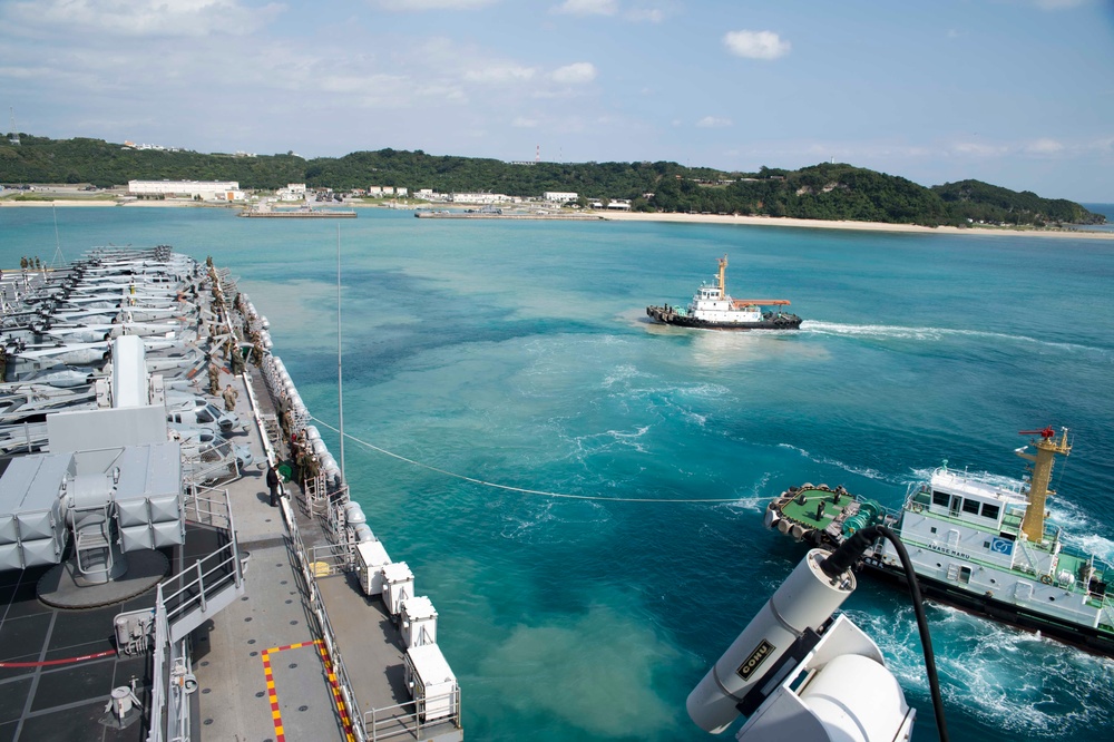 USS Bonhomme Richard embarks amphibious assault vehicles