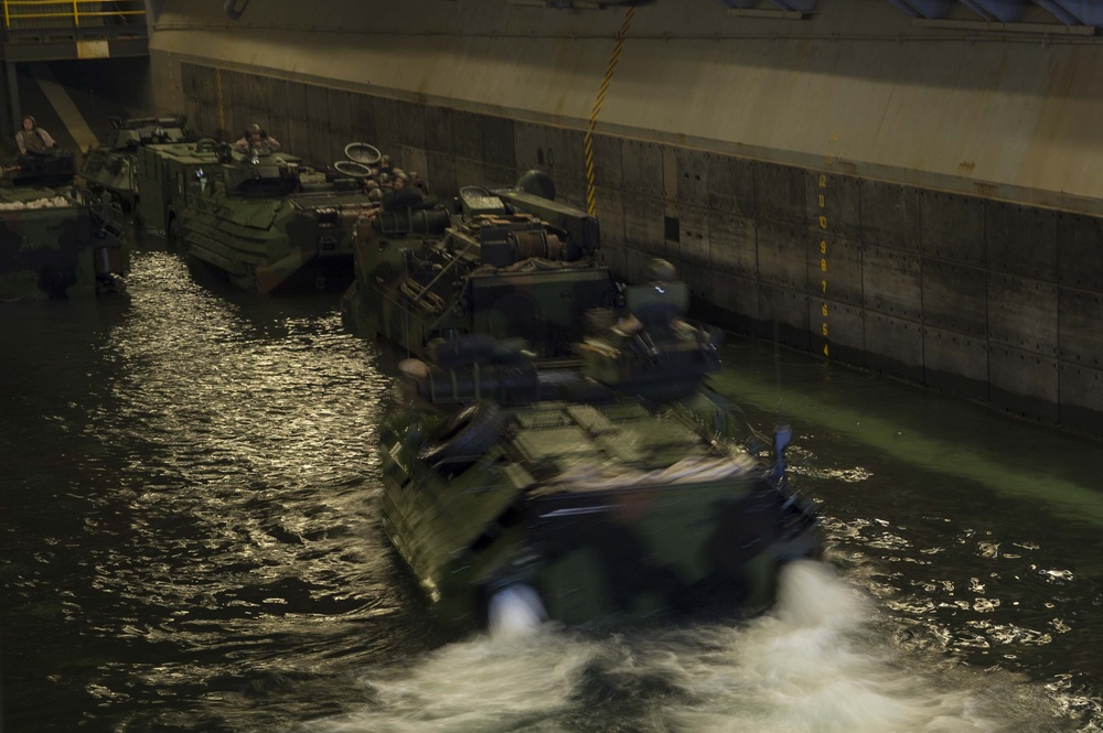 USS Bonhomme Richard embarks amphibious assault vehicles