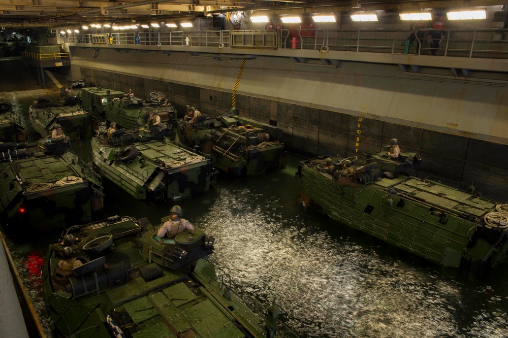 USS Bonhomme Richard embarks amphibious assault vehicles