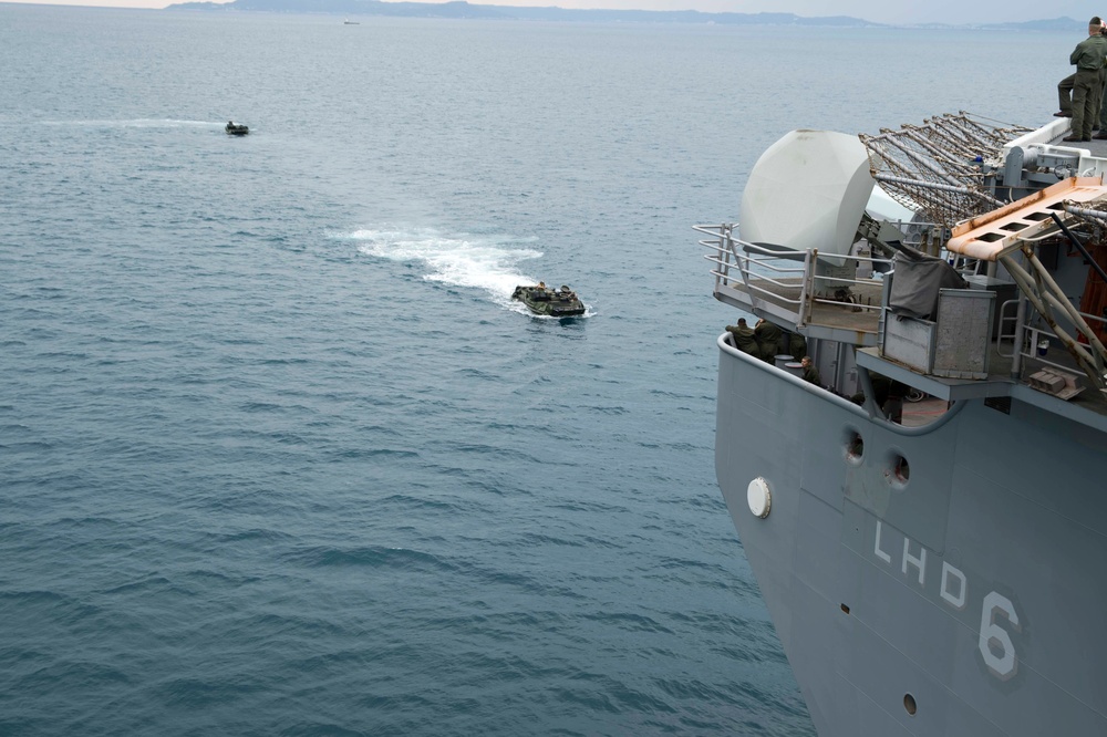 USS Bonhomme Richard embarks amphibious assault vehicles