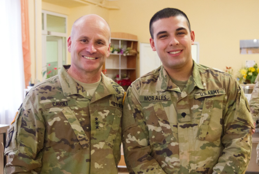 Lt. Gen. Christopher Cavoli visits the JMTG-U