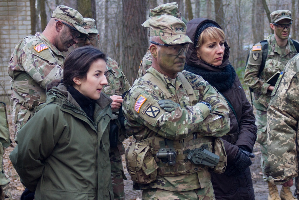 Lt. Gen. Christopher Cavoli visits the JMTG-U