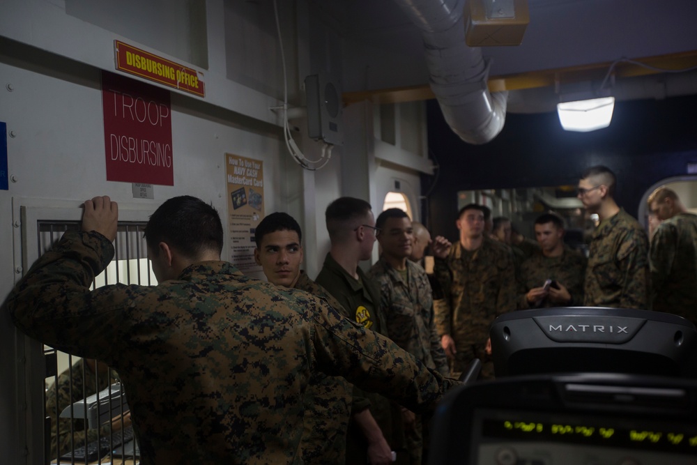 Marines utilize the gym abaord USS Bonhomme Richard