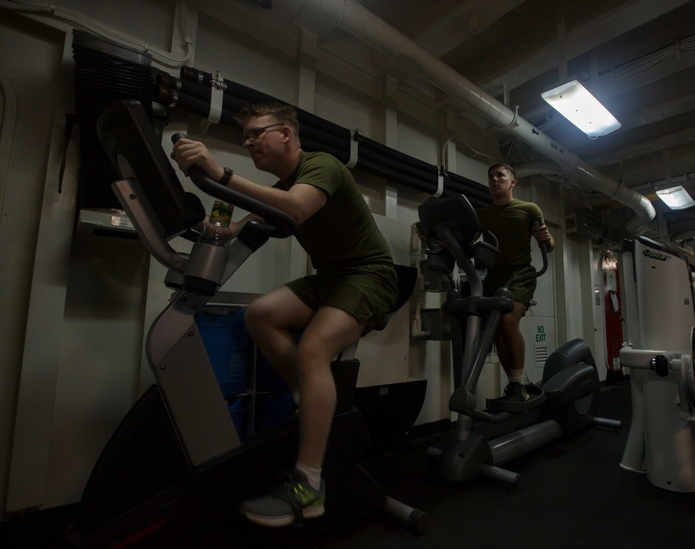 Marines utilize the gym aboard USS Bonhomme Richard
