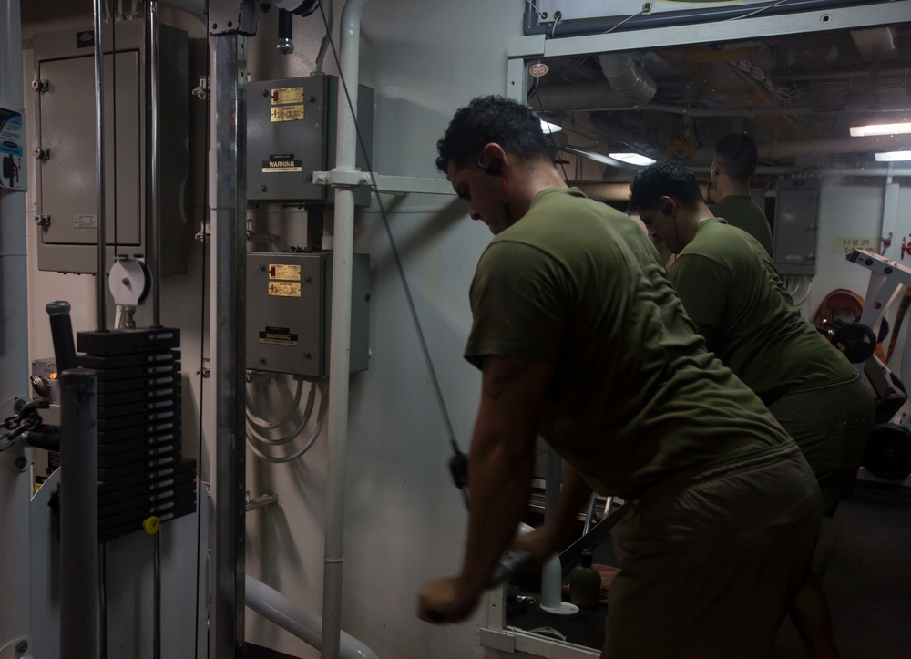 Marines utilize the gym aboard USS Bonhomme Richard