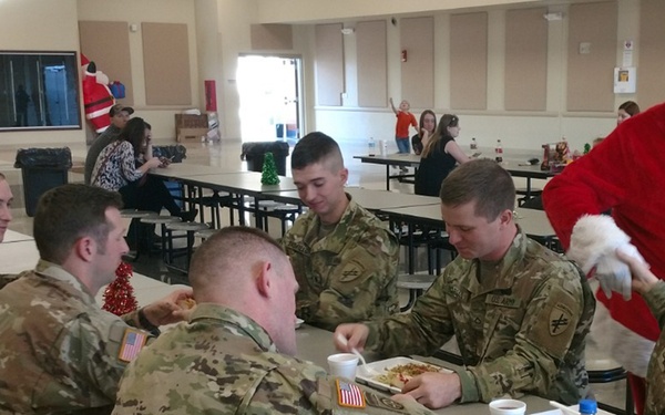 Santa visits Warfighters’ families at DSCC