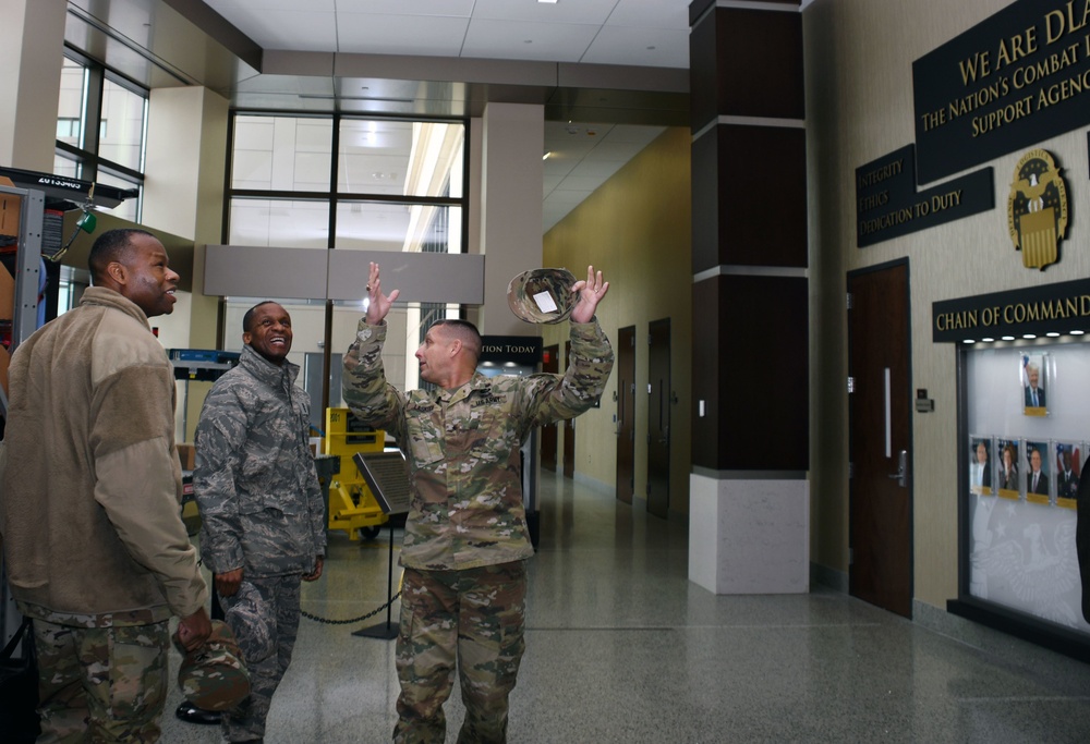 GEN McDew visit to DLA Distribution HQ