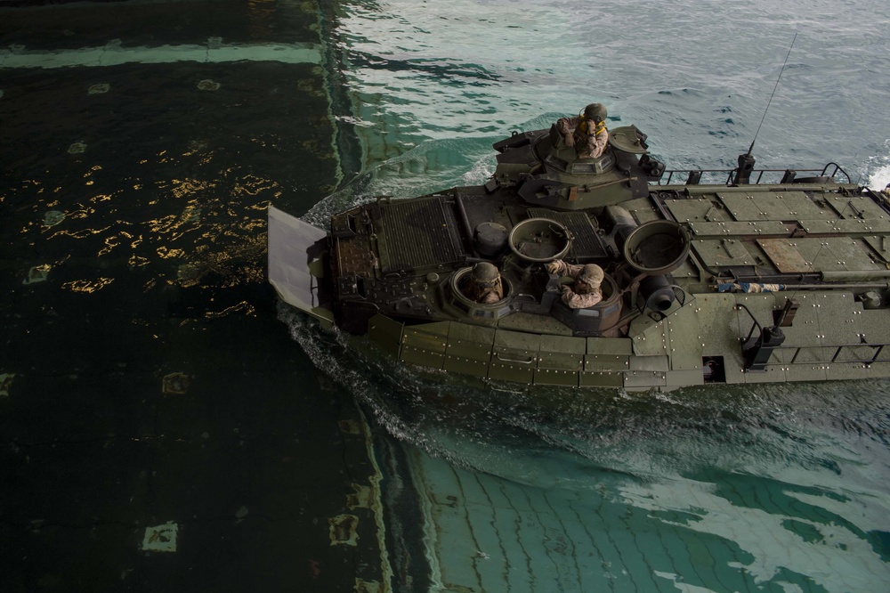 USS Bonhomme Richard embarks amphibious assault vehicles