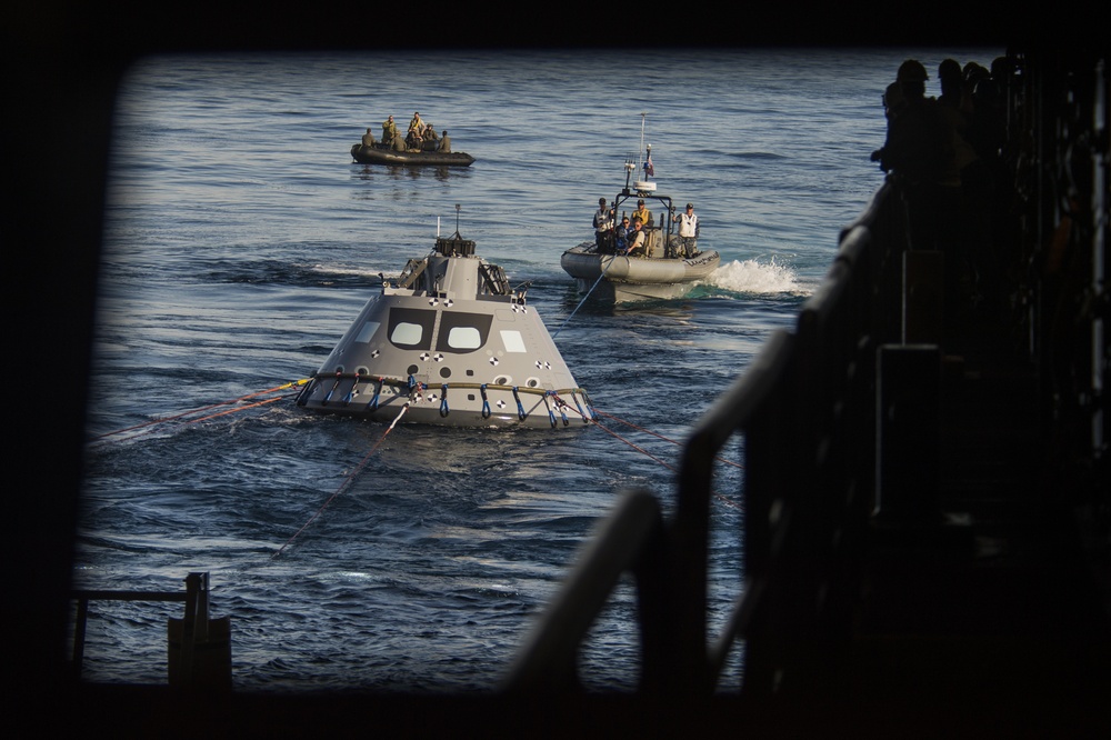 USS Anchorage (LPD 23) Supports NASA's Orion Spacecraft Recovery Test