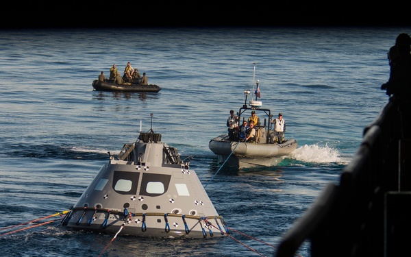 USS Anchorage (LPD 23) Supports NASA's Orion Spacecraft Recovery Test