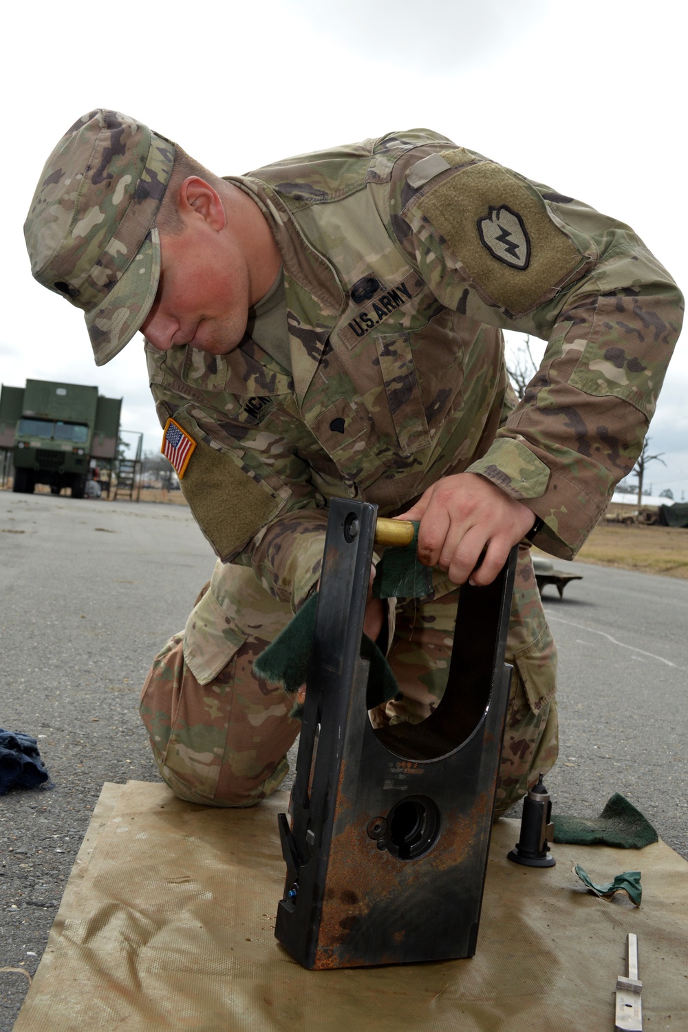 Cannon crewmembers prep howitzer for JRTC