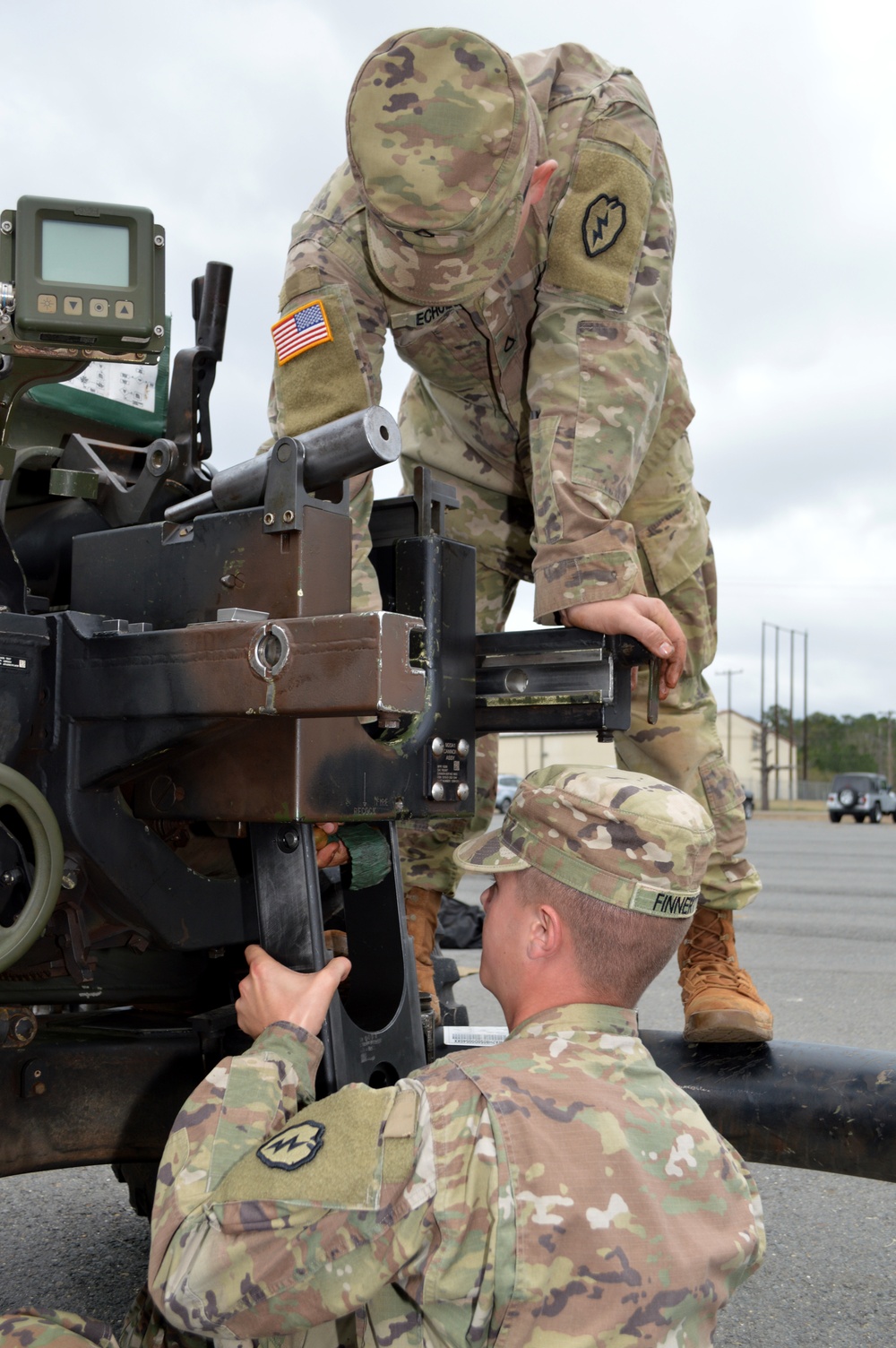 Cannon crewmembers prep howitzer for JRTC