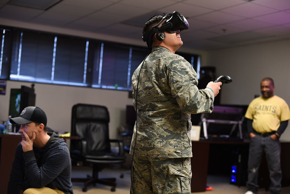 Airmen gauge fear of heights in virtual simulation