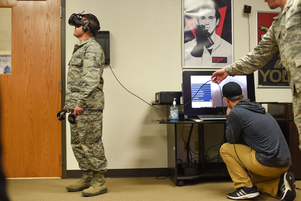 Airmen gauge fear of heights in virtual simulation