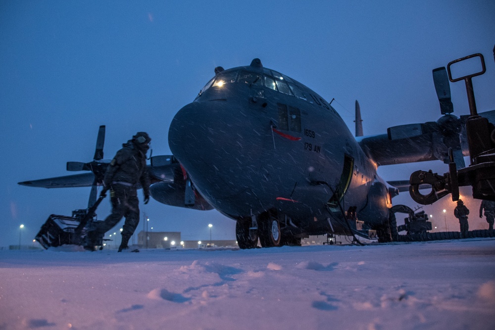 Ohio Air Guard maintainers brave the storm