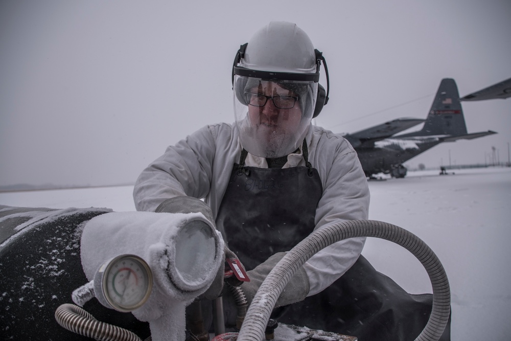 Ohio Air Guard maintainers brave the storm