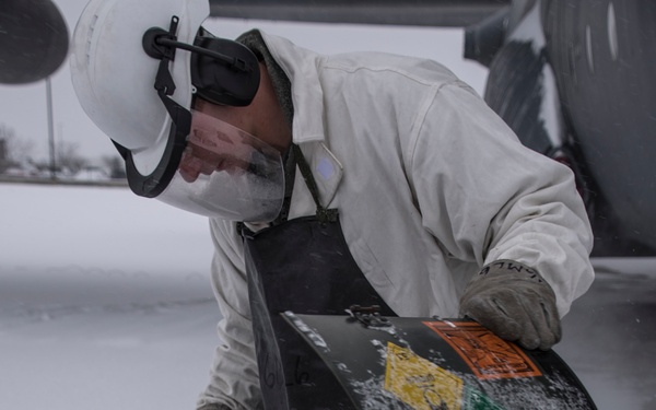 Ohio Air Guard maintainers brave the storm