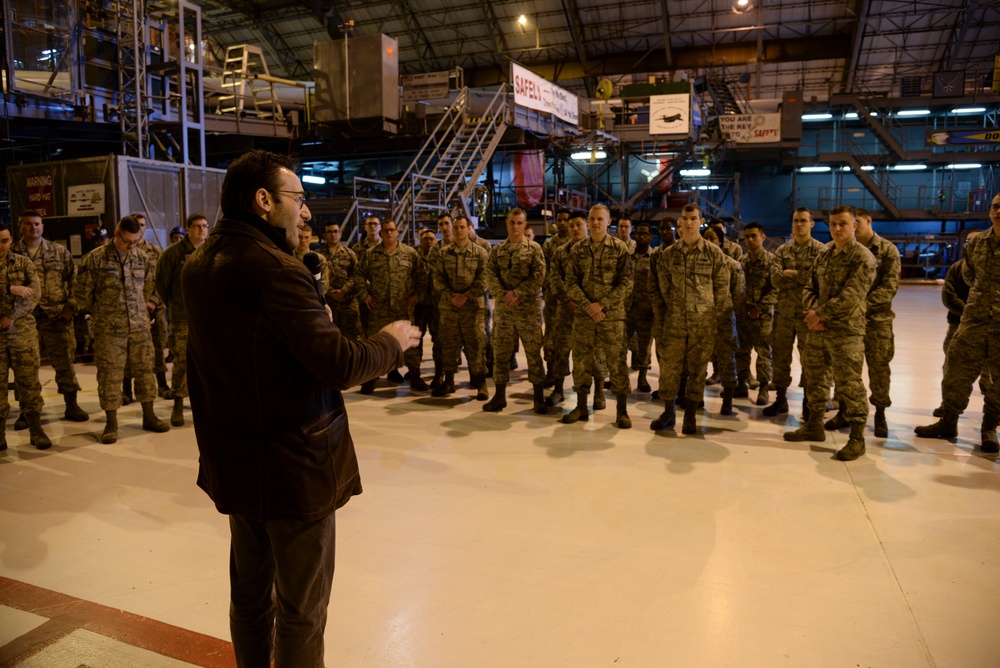 Simon Sinek helps Dover Airmen find their “why”