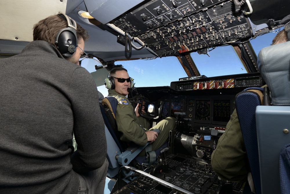 Simon Sinek helps Dover Airmen find their “why”