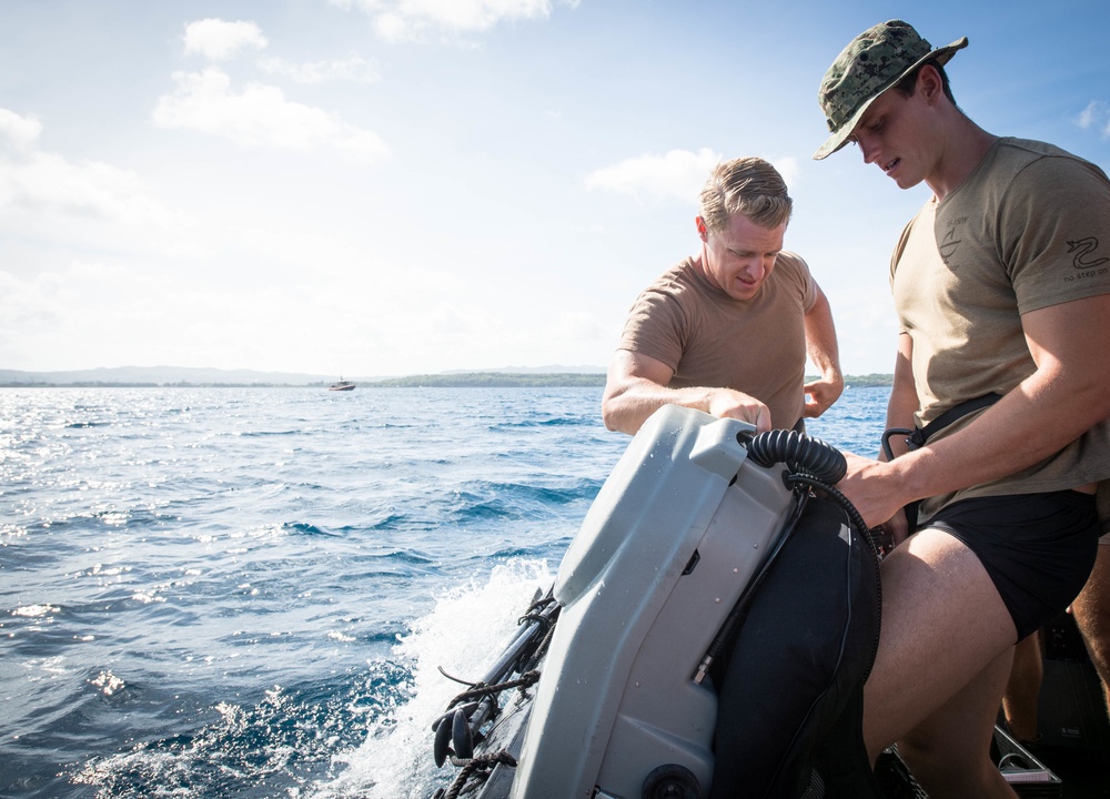 EODMU-5 Conducts Underwater Mine Countermeasures Training