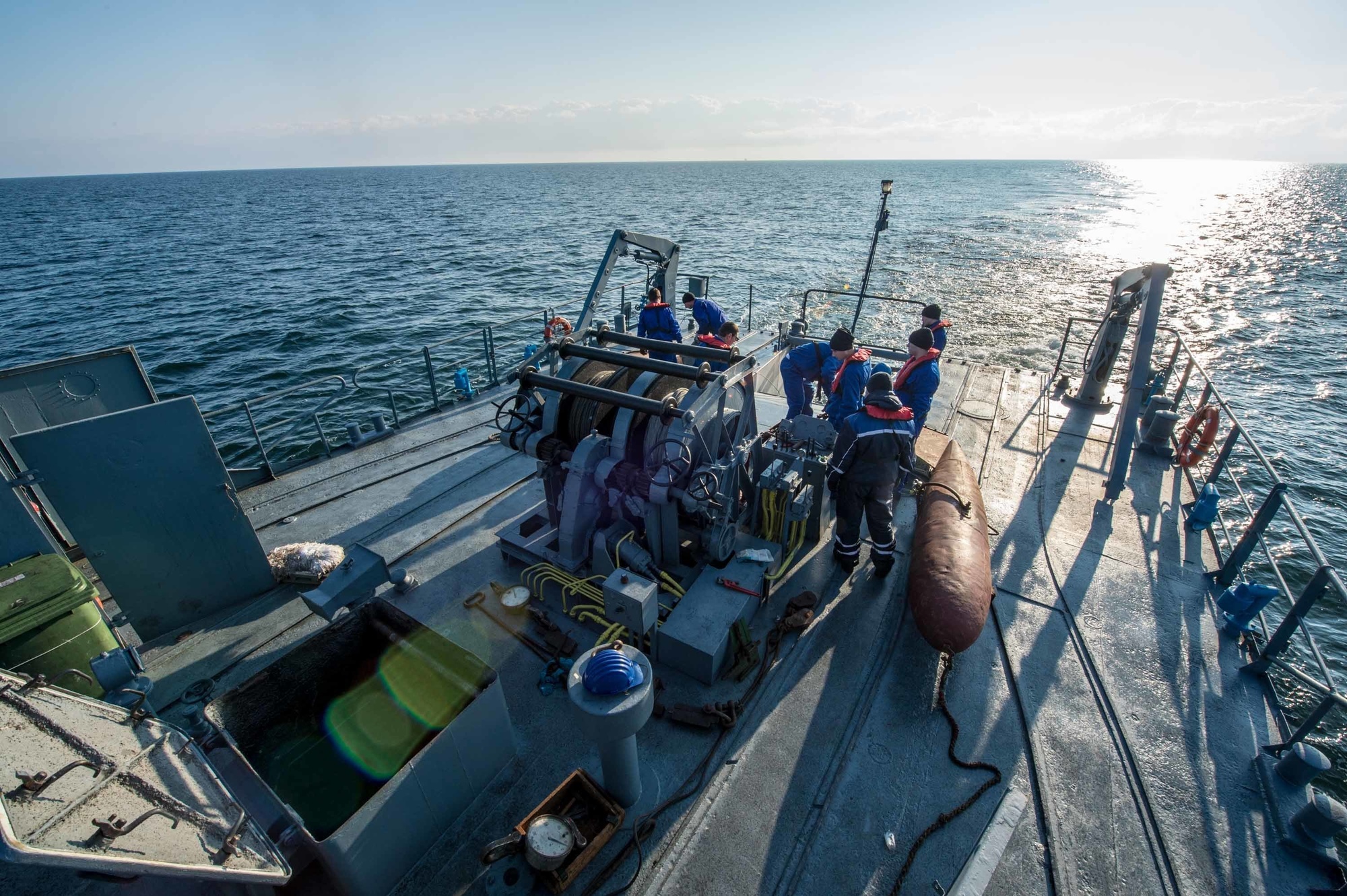 Marinos rumanos durante una operación de contraminas en el mar Negro en febrero de 2018