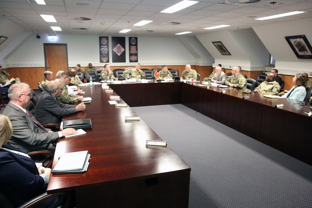 Army Cyber commander visits Army Europe signaleers