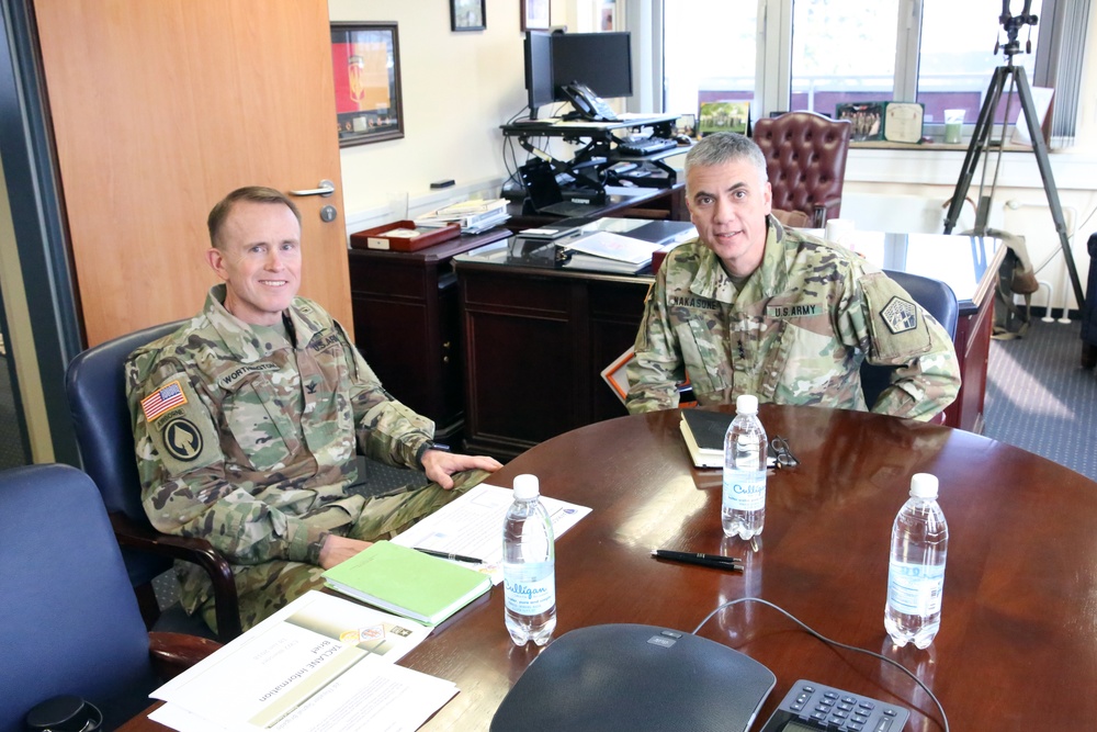 Army Cyber commander visits Army Europe signaleers
