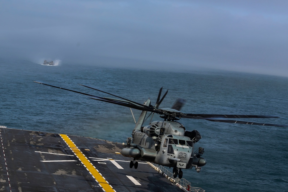 VMM-162 lands aboard USS Iwo Jima