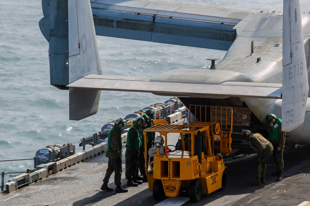 VMM-162 lands aboard USS Iwo Jima