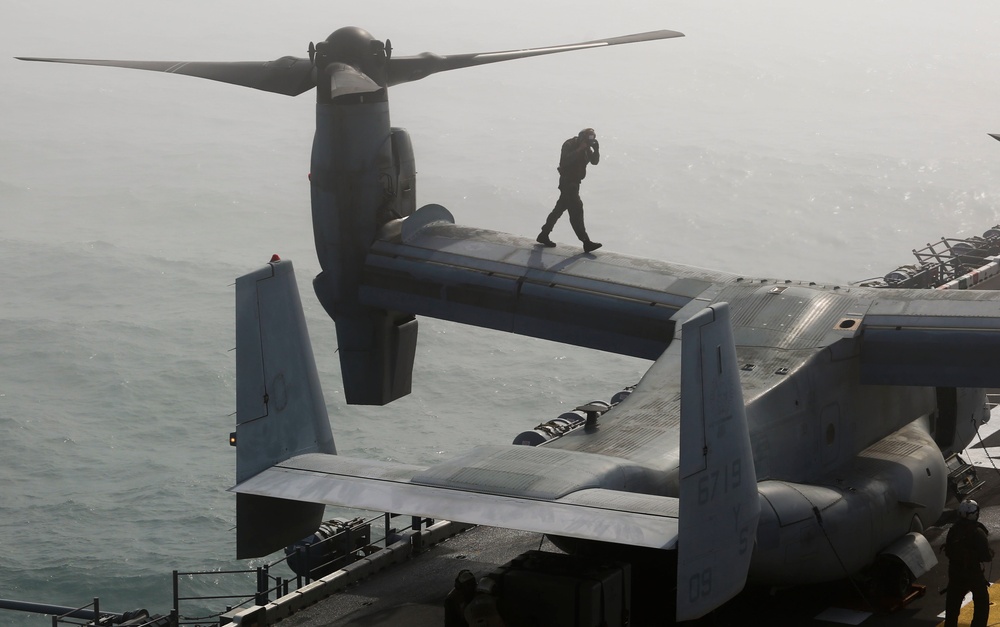 VMM-162 lands aboard USS Iwo Jima