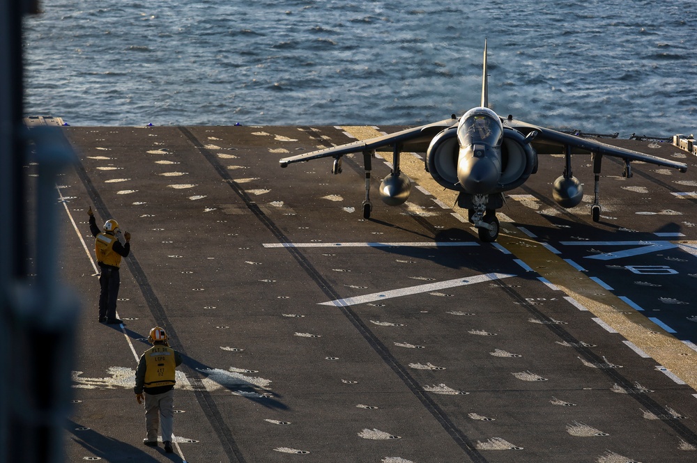 VMM-162 lands aboard USS Iwo Jima