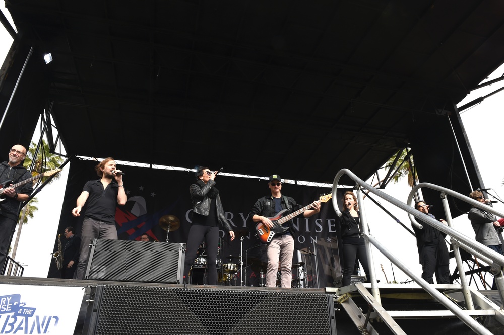 Gary Sinise performs with the Lt. Dan Band