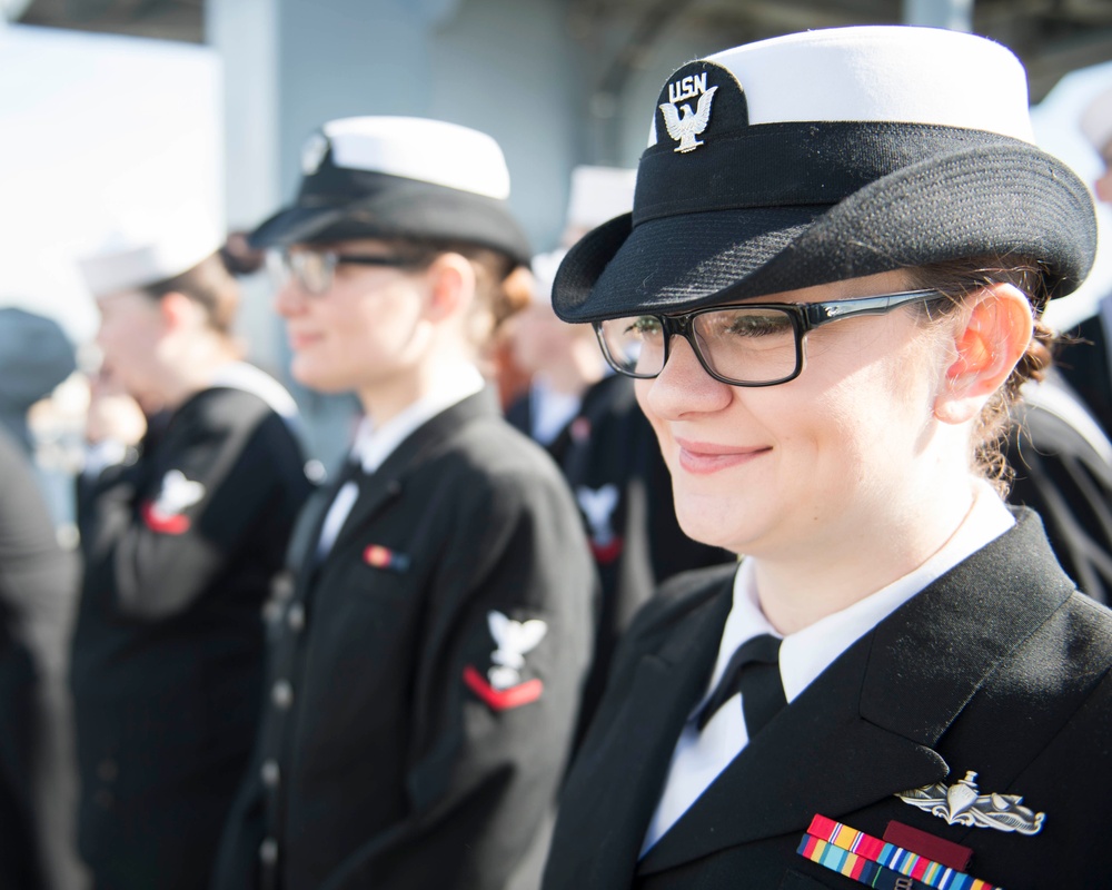 USS Oak Hill (LSD 51) departs for deployment 2018