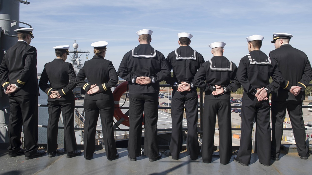 USS Oak Hill (LSD 51) departs for deployment 2018